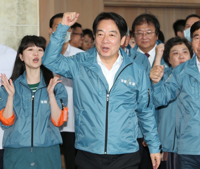 民进党主席、总统参选人赖清德（中）宣布补贴私大学生每年至少2.5万学费。（资料照,王英豪摄）