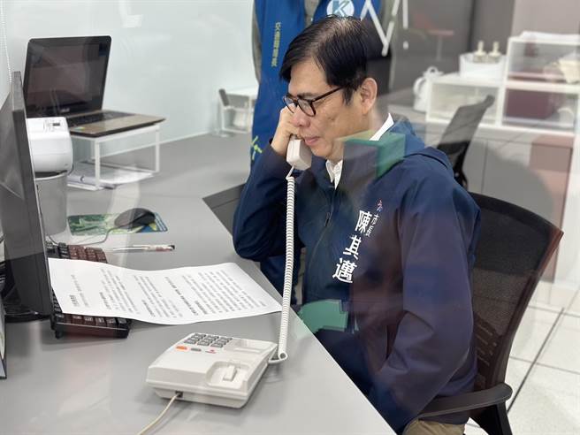 高雄市长陈其迈透过电话与警察广播电台连线。（杨舒婷摄）