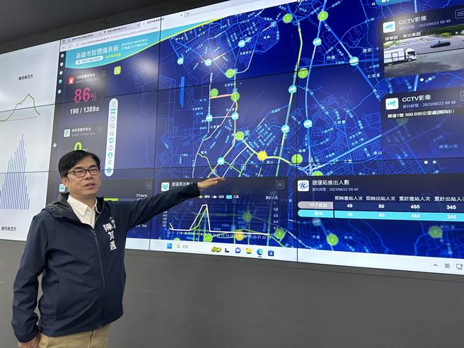 高雄市长陈其迈亲自视察车流状况。（杨舒婷摄）