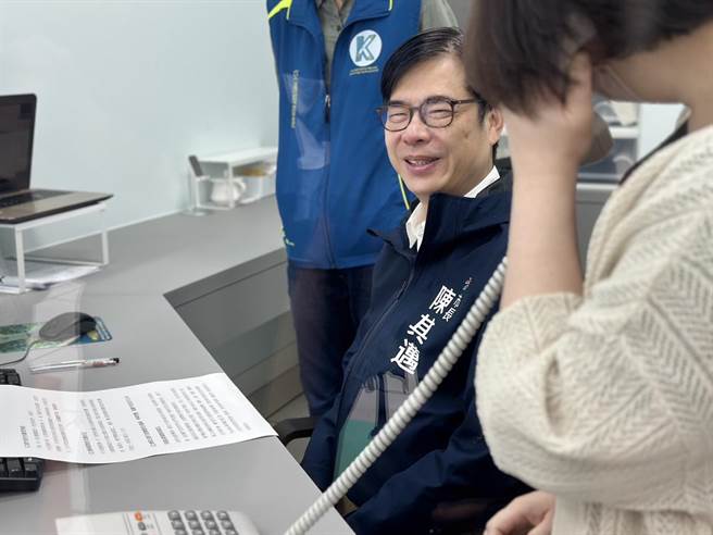 高雄市举办龙舟比赛，分为高雄市政府队伍与高雄市议会队伍，高雄市长陈其迈作为市府队的领头羊，势在必得的表示「大势已定」。（杨舒婷摄）