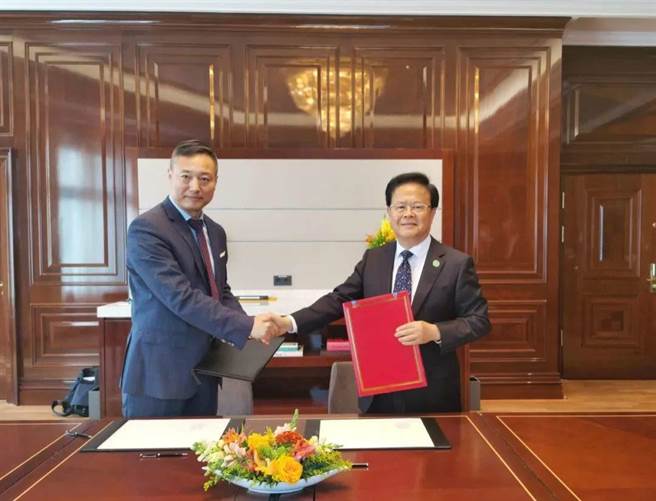 大陆国家发改委主任郑栅洁在柏林会见空中巴士公司全球执行副总裁徐岗，双方签署合作意向书。（翻摄自观察者网）