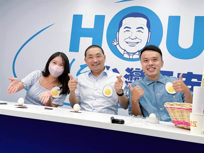 国民党总统参选人侯友宜22日在IG上直播挑战端午「立蛋」。（侯办提供）