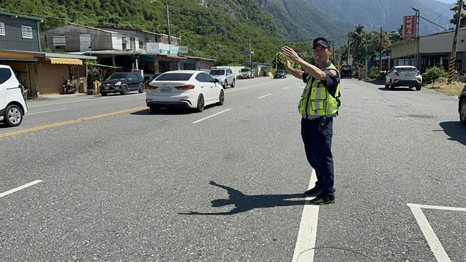 端午连假首日，台9线苏花路廊往花莲南下车流上午虽呈现车多状态，但行车秩序皆良好、顺畅。（新城警分局提供／罗亦晽花莲传真）