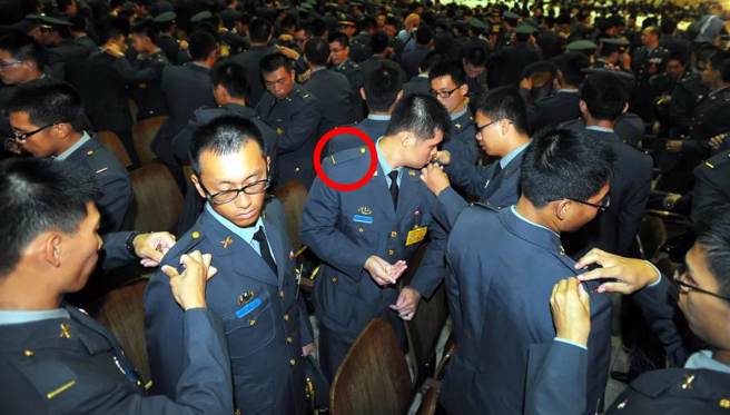 国军尉官肩章的正确配戴方向。（示意图，中时资料照，季志翔摄）
