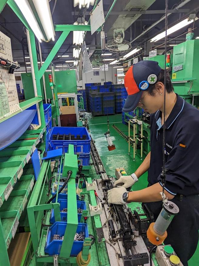 云林科技大学智能电车产学携手合作专班技高端建教生于慧国工业公司现场制作座椅滑。(教育部提供)