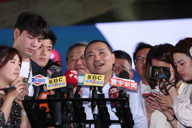 国民党总统参选人、新北市长侯友宜今(22)日痛批，执政党8年不做，最后一年要选举才做，就是「大撒币」。(黄世麒摄)