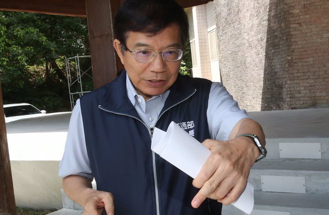 配合道交条例修正案，将提高未停让行人罚锾、新增强制接受道安讲习，预计6月30日上路。警政署21日表示，上路后只要斑马线上有行人，不论远近都要停让。交通部长王国材22日指出，此执法方案过于严格，虽保护行人，但是影响车流顺畅甚鉅，下周一就另一方案研议，上路时程也将依新方案决定。（陈君玮摄）