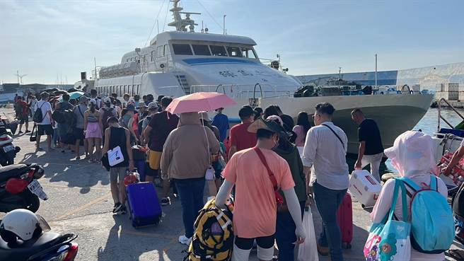 端午连假来临，今天前往兰屿、绿岛客轮几乎班班客满。（蔡旻妤摄）