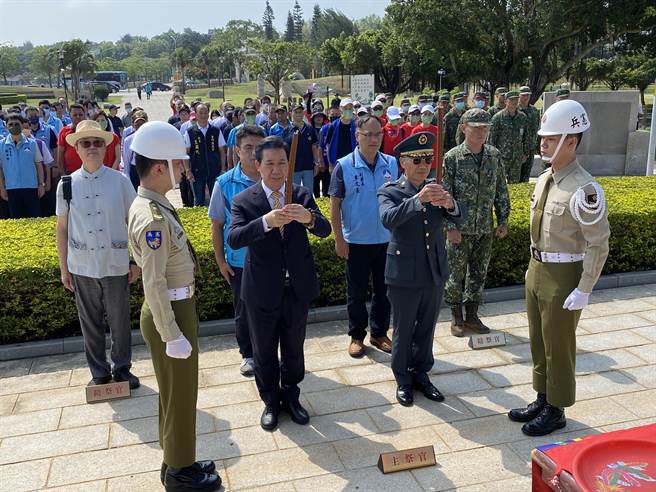 紀念追思典禮由縣長陳福海(前左二)與金防部指揮官陳忠文中將(前右二)共同主祭，場面莊嚴肅穆。(于家麒攝)