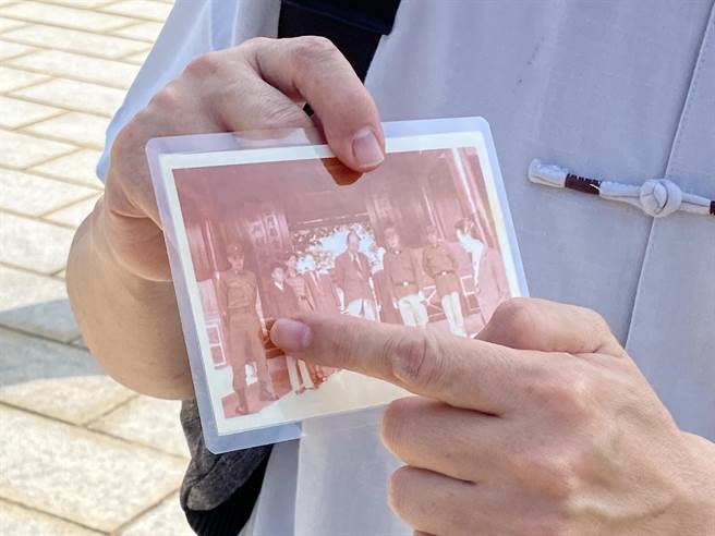 胡璉將軍孫兒胡敏越解說兒時與祖父於金門時的照片。(于家麒攝)