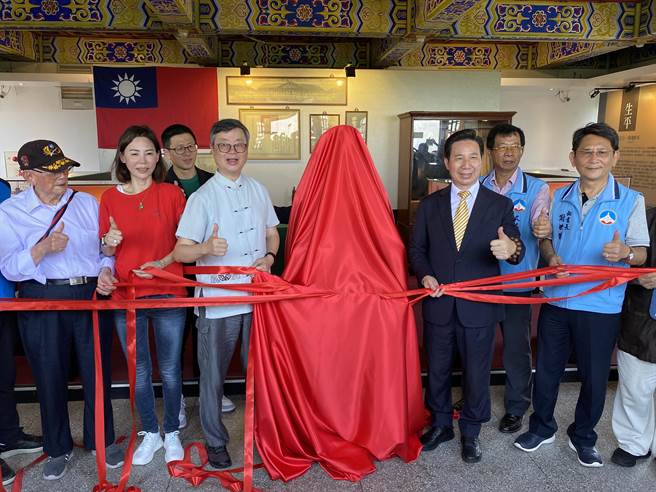 胡璉將軍和平公益促進會於莒光樓辦理「胡璉將軍白玉雕像捐贈儀式」。(于家麒攝)