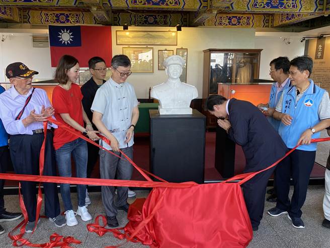 「胡璉將軍白玉雕像」揭幕後，金門縣長陳福海(右三)雙手合十向雕像鞠躬致意。(于家麒攝)