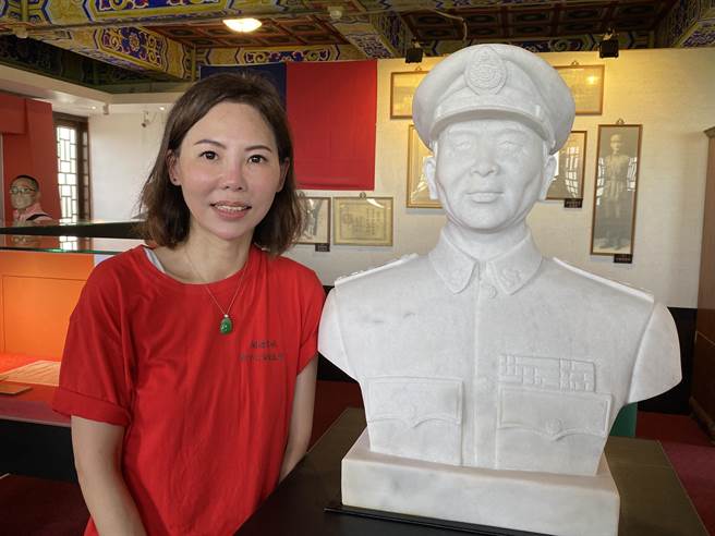 胡璉將軍孫女胡敏珍與祖父的白玉雕像合拍，即起正式於莒光樓3樓展出。(于家麒攝)