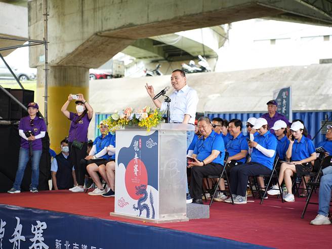 国民党总统参选人、新北市长侯友宜今(22)日表示，团结在一起会跳的更高、走的更远，最终我们一定会赢，大家一起往前走。(黄敬文摄)