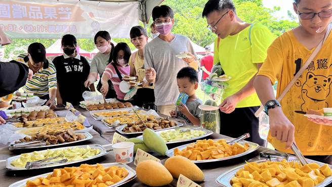 台南國際芒果節今天開幕，民眾齊聚走馬瀨大啖芒果。（張毓翎攝）