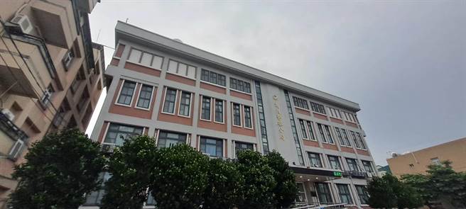 端午連假首日，高雄市湖內區某套房內驚傳女屍，經偵查隊鑑識人員現場勘查無外力所為，門鎖未遭破壞，無打鬥痕跡，初步排除他殺，真正死因將報請檢察官勘驗。（記者林雅惠攝）