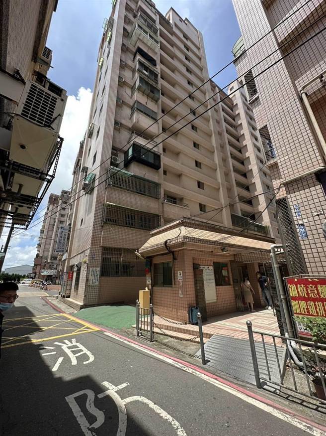 端午連假首日，高雄市湖內區某套房內驚傳女屍，經偵查隊鑑識人員現場勘查無外力所為，門鎖未遭破壞，無打鬥痕跡，初步排除他殺，真正死因將報請檢察官勘驗。（高雄市警方提供／林雅惠傳真）