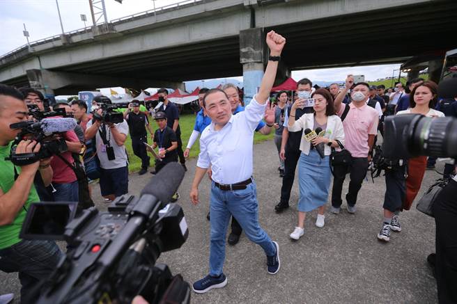國民黨總統參選人、新北市長侯友宜表示，黨一定一定會堅持自己的步伐，自己身為總統參選人更會以毅力、耐力以及最重要的持續力，全力以赴贏得最後的勝利。(黃世麒攝)