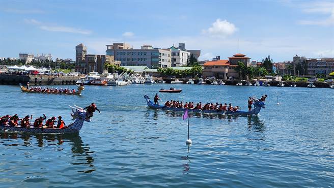 澎湖端午划龙舟赛在马公第三渔港举行。（许逸民摄）