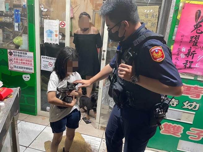 桃园大园有只小猫受困机车车厢内被救出，发现小猫的女童最终将其认养。（翻摄照片／蔡明亘桃园传真）