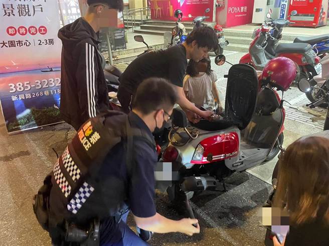 桃园大园有只小猫受困机车车厢内，警方联繫车主及机车行人员前来拆解车厢，顺利将小猫救出。（翻摄照片／蔡明亘桃园传真）