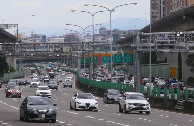 端午連假首日，國一、國三南下部份路段實施高乘載管制降低車流，泰山路段車流繁忙。（陳君瑋攝）