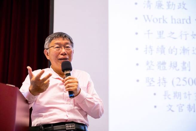 柯文哲前往嘉义女中演讲，短短5分多钟的Youtube影片，观看数在一周不到的时间就逼近百万。（图／取自柯文哲脸书）