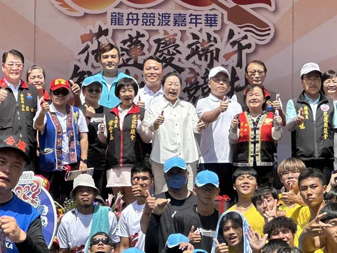「2023花莲庆端午．鲤鱼展竞技．龙舟竞渡嘉年华」今、明两天在鲤鱼潭登场，县长徐榛蔚赛事首日也特别现身会场，替45组参赛队伍加油打气。（罗亦晽摄）