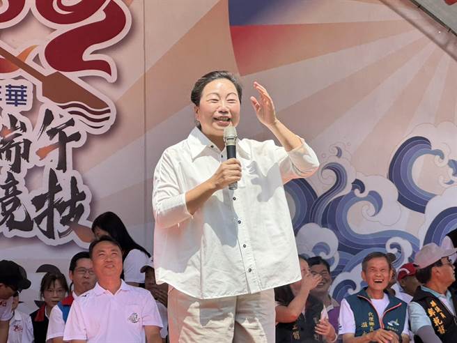 「2023花莲庆端午．鲤鱼展竞技．龙舟竞渡嘉年华」今、明两天在鲤鱼潭登场，县长徐榛蔚赛事首日也特别现身会场，替45组参赛队伍加油打气。（罗亦晽摄）