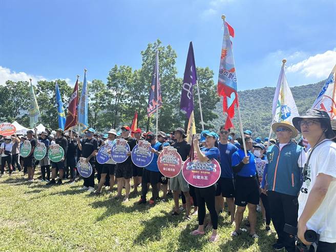 「2023花莲庆端午．鲤鱼展竞技．龙舟竞渡嘉年华」今、明两天在鲤鱼潭登场，今年共吸引45组参赛队伍参加。（罗亦晽摄）