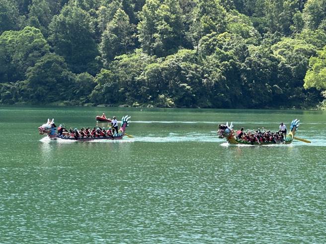 「2023花莲庆端午．鲤鱼展竞技．龙舟竞渡嘉年华」今、明两天在鲤鱼潭登场，参赛队伍不畏艳阳地在龙舟上尽情挥洒汗水，热血与他队竞技交流。（罗亦晽摄）
