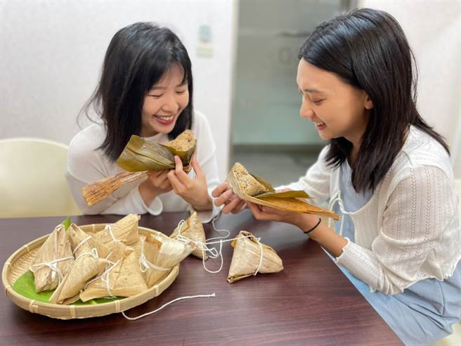 营养师黄威杰指出，每颗粽子热量从200大卡~600大卡都有。1颗肉粽热量将近2万白饭，假设当餐已吃肉粽，就应减少其他餐的淀粉摄取。（中时资料照）