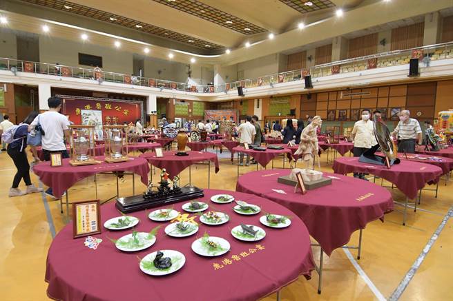 全台唯一「鲁班公宴」，22日在鹿港劳动学苑登场，现场108桌工艺品摆设上桌，展出超过200件知名工艺师的精心创作。（彰化县政府提供／吴建辉彰化传真）