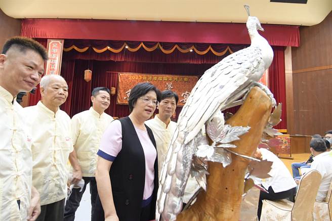 王惠美指出，农历5月7日是巧圣先师鲁班公诞辰日，感谢朝阳鹿港协会林新发理事长带领团队非常用心，以108桌作品看桌一起缅怀鲁班公。（彰化县政府提供／吴建辉彰化传真）