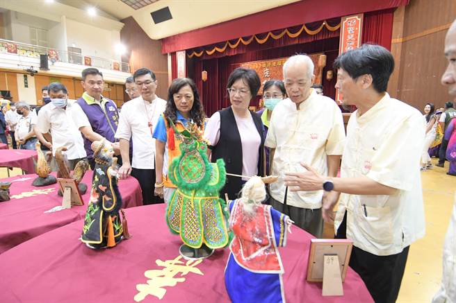 王惠美说，这次参展有4位人间国宝来自彰化，包括施至辉老师、陈万能老师、施镇洋老师及李秉圭老师，还有11位登录彰化县传统工艺保存者。（彰化县政府提供／吴建辉彰化传真）