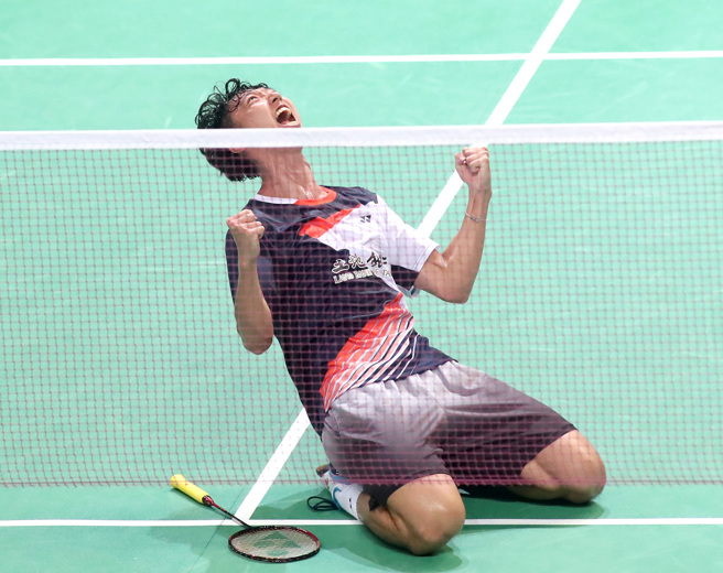 蘇力揚首闖台北羽球公開賽男單8強，16強賽拿下勝利後在場上開心慶祝。（鄭任南攝）