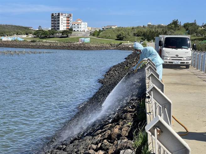 家畜疾病防治所人员赶往消毒。（许逸民摄）
