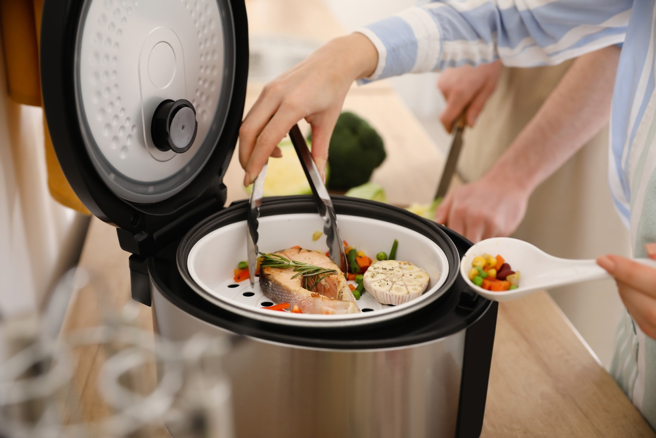 用电锅有两件事要注意，就是使用前先清洗乾净以及电锅跳起要记得拔插头。(示意图，达志提供)