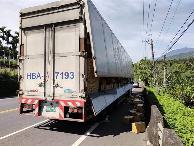 24岁张姓货车驾驶今天早上载着货物行经台9线258公里花莲瑞穗乡舞鹤台地路段，疑因未将货柜侧门关紧，大量货物随车辆过弯从货柜喷出并散落车道，其中矿泉水洒得满地都是，被网友笑称「这午时水也来得太早」。（凤林警分局提供／罗亦晽花莲传真）