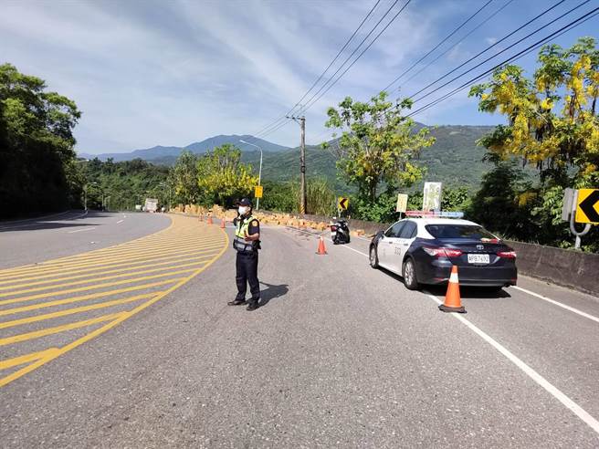 24岁张姓货车驾驶今天早上载着货物行经台9线258公里花莲瑞穗乡舞鹤台地路段，疑因未将货柜侧门关紧，大量货物随车辆过弯从货柜喷出并散落车道，其中矿泉水洒得满地都是，被网友笑称「这午时水也来得太早」。（凤林警分局提供／罗亦晽花莲传真）