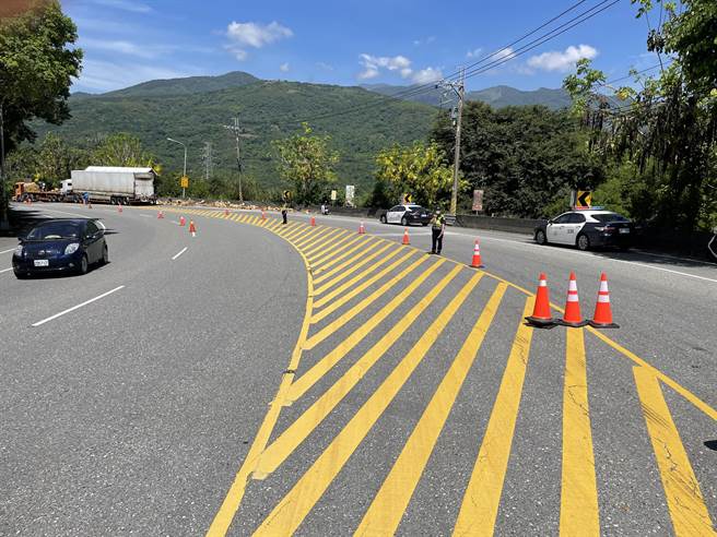 24岁张姓货车驾驶今天早上载着货物行经台9线258公里花莲瑞穗乡舞鹤台地路段，疑因未将货柜侧门关紧，大量货物随车辆过弯从货柜喷出并散落车道，其中矿泉水洒得满地都是，被网友笑称「这午时水也来得太早」。（凤林警分局提供／罗亦晽花莲传真）