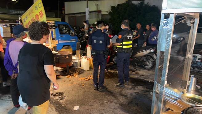 现场有民眾看到是一个妈妈抱着小朋友，是小朋友将油门给催下去的，但也有人说是民眾在牵机车时，不慎误催油门造成暴衝。（翻摄彰化踢爆网／吴建辉彰化传真）