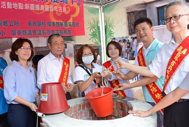 新园乡一口百年古井，每年端午节午时都有民眾相继取水。（林和生摄）