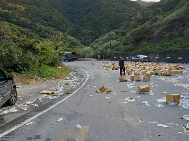 龙洞路段去年底区间测速及科技执法设备启用后，以往常见的大型车翻车、货物散落等情况，都迅速减少。（公路总局提供／张志康新北传真）