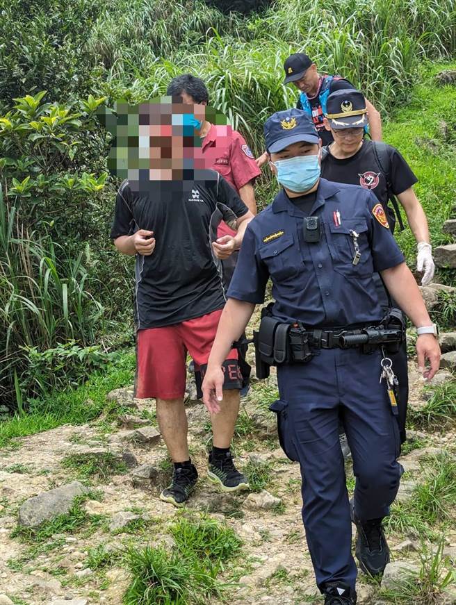 ▲民眾古男因攀爬茶壶山绳索突断裂而跌落受伤，幸好仅头部挫伤，意识清醒，由警消护送下山就医。（新北市警局提供／徐佑升新北传真）