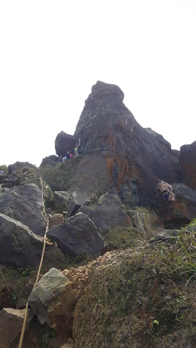 ▲茶壶山有热心山友设置攀绳，但新北市警局提醒，攀绳仅为辅助，且长年日晒雨淋恐有脆化情形，攀登时须注意绳索状态，同时不要将全身重量完全依靠在绳索，才能避免意外发生。（新北市警局提供／徐佑升新北传真）