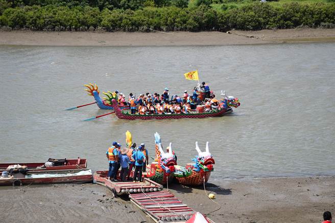 苗栗县竹南镇2023年龙舟锦标赛22日端午节在中港溪登场。（谢明俊摄）