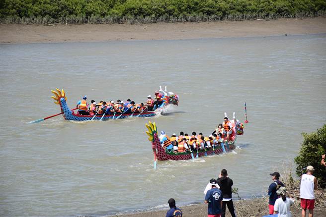 苗栗县竹南镇2023年龙舟锦标赛22日端午节在中港溪登场。（谢明俊摄）