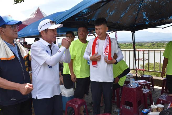 苗栗县竹南镇2023年龙舟锦标赛22日端午节在中港溪登场，苗栗县长锺东锦到场向年轻选手加油。（谢明俊摄）