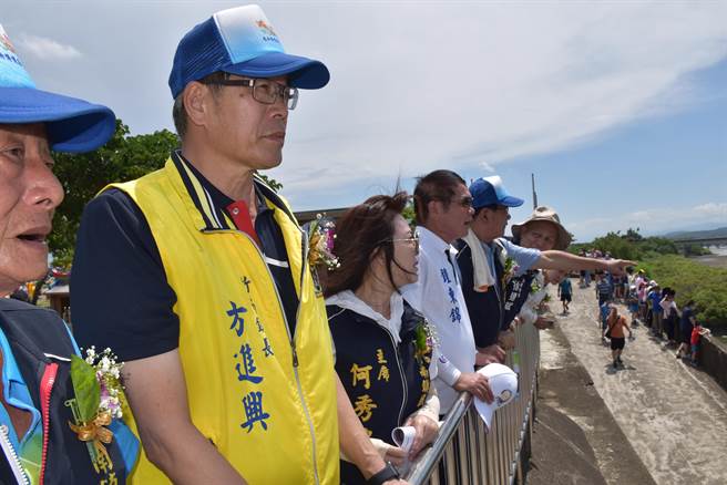 苗栗县竹南镇2023年龙舟锦标赛22日端午节在中港溪登场，苗栗县长锺东锦到场向年轻选手加油。（谢明俊摄）